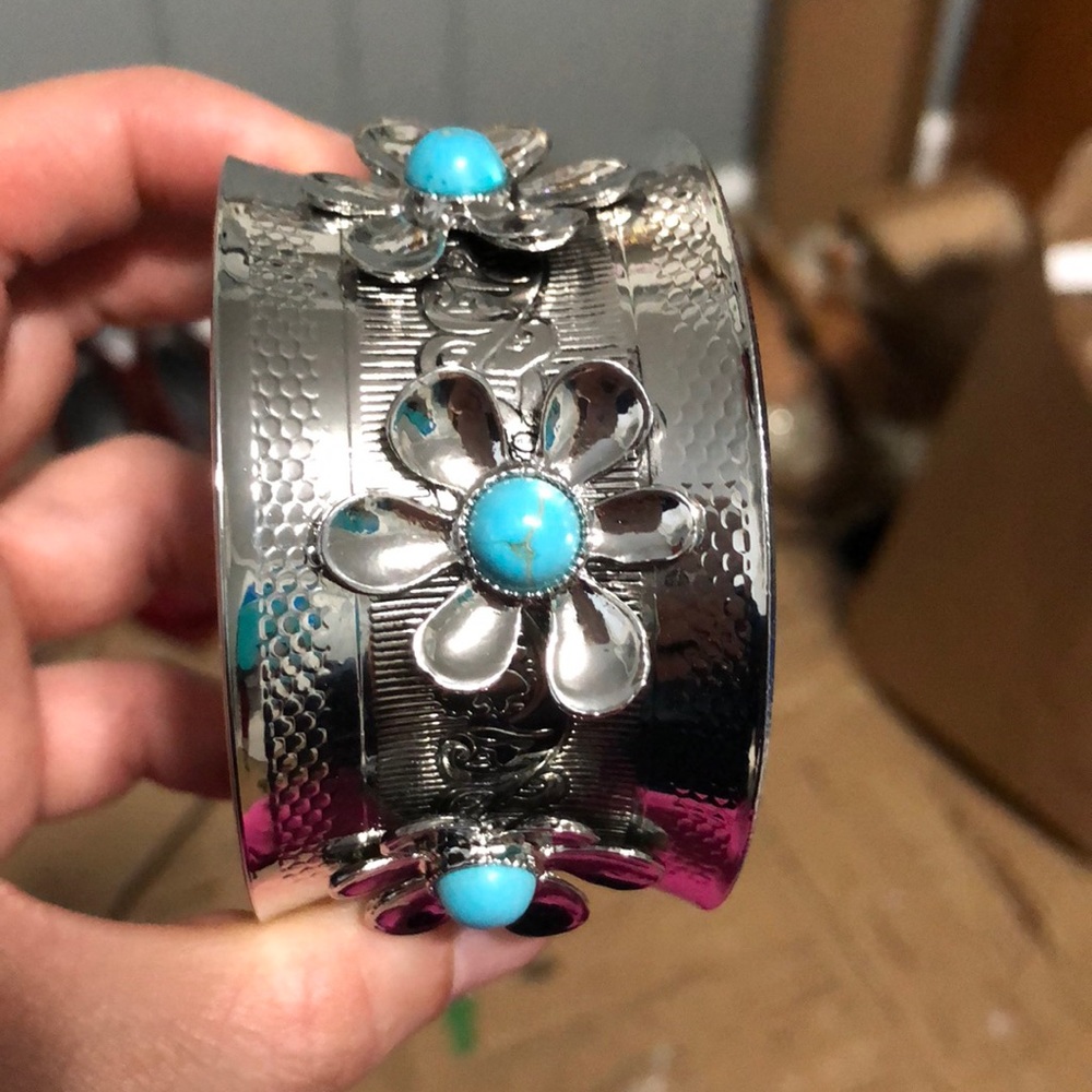 NWOT silver flower cuff
